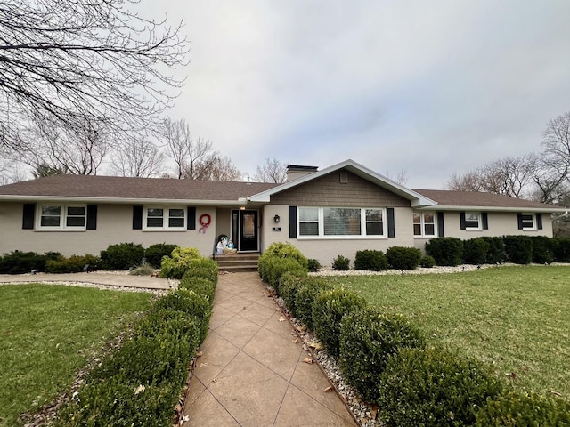 ranch-style house featuring a front lawn