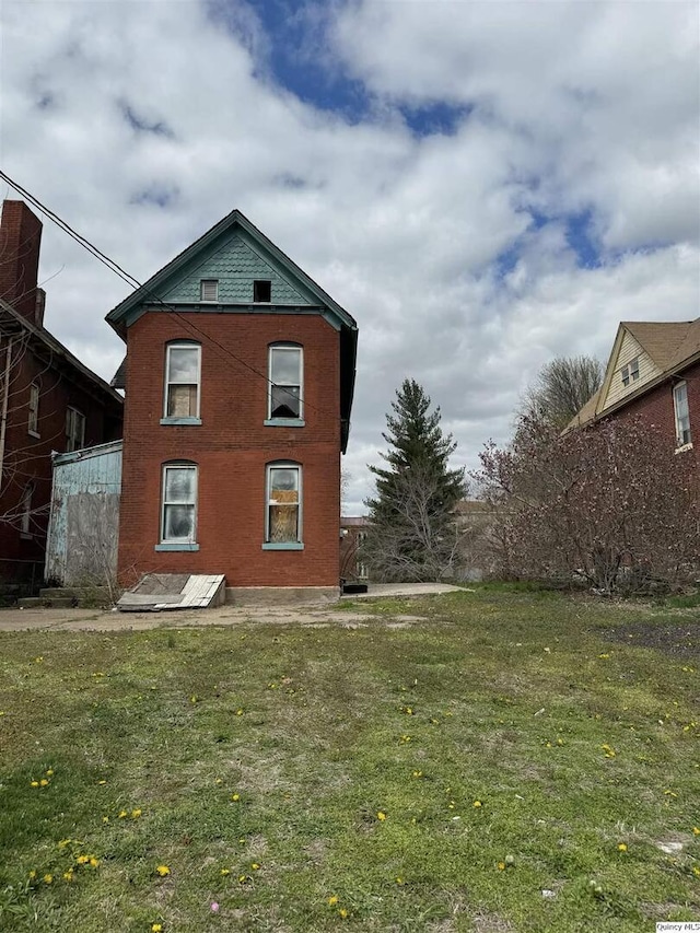 back of house featuring a yard