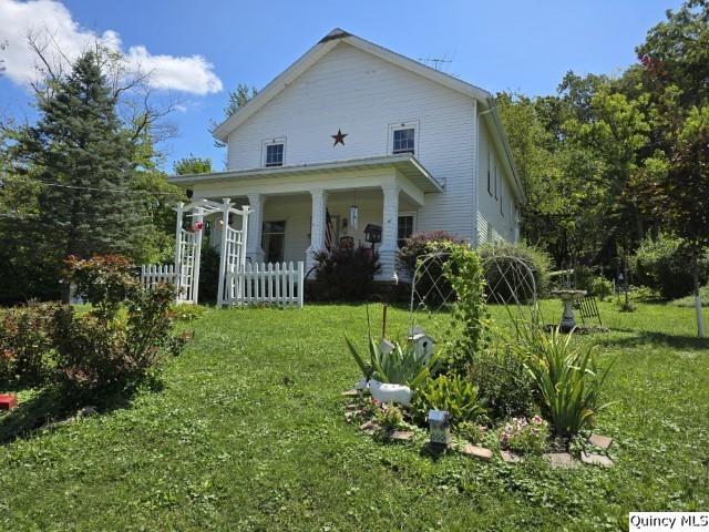 view of front facade featuring a front lawn