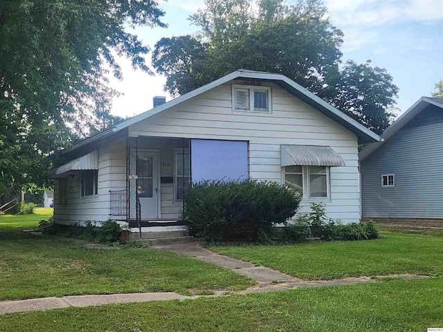 bungalow featuring a front lawn