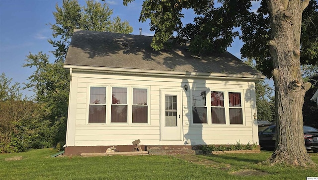 view of front facade with a front yard