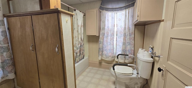 bathroom with toilet and shower / tub combo