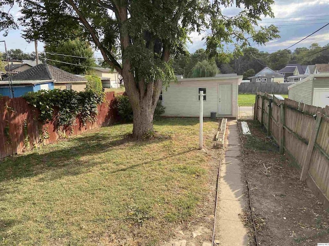 view of yard with an outdoor structure