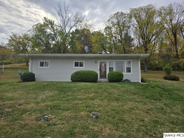 view of front of property featuring a front lawn