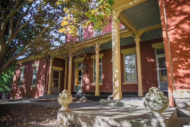 entrance to property featuring covered porch