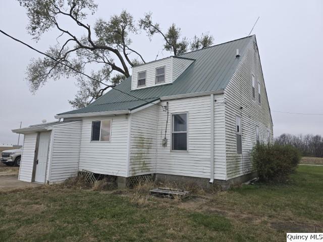 back of house featuring a lawn