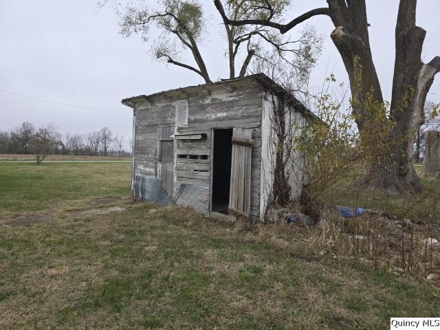 view of outdoor structure with a yard