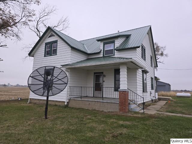 view of front of house featuring a porch and a front yard