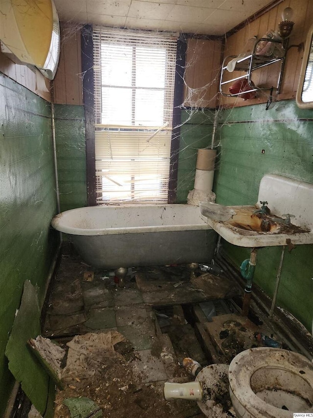 315-317 Lind, Quincy, IL 62301 - bathroom featuring a tub to relax in