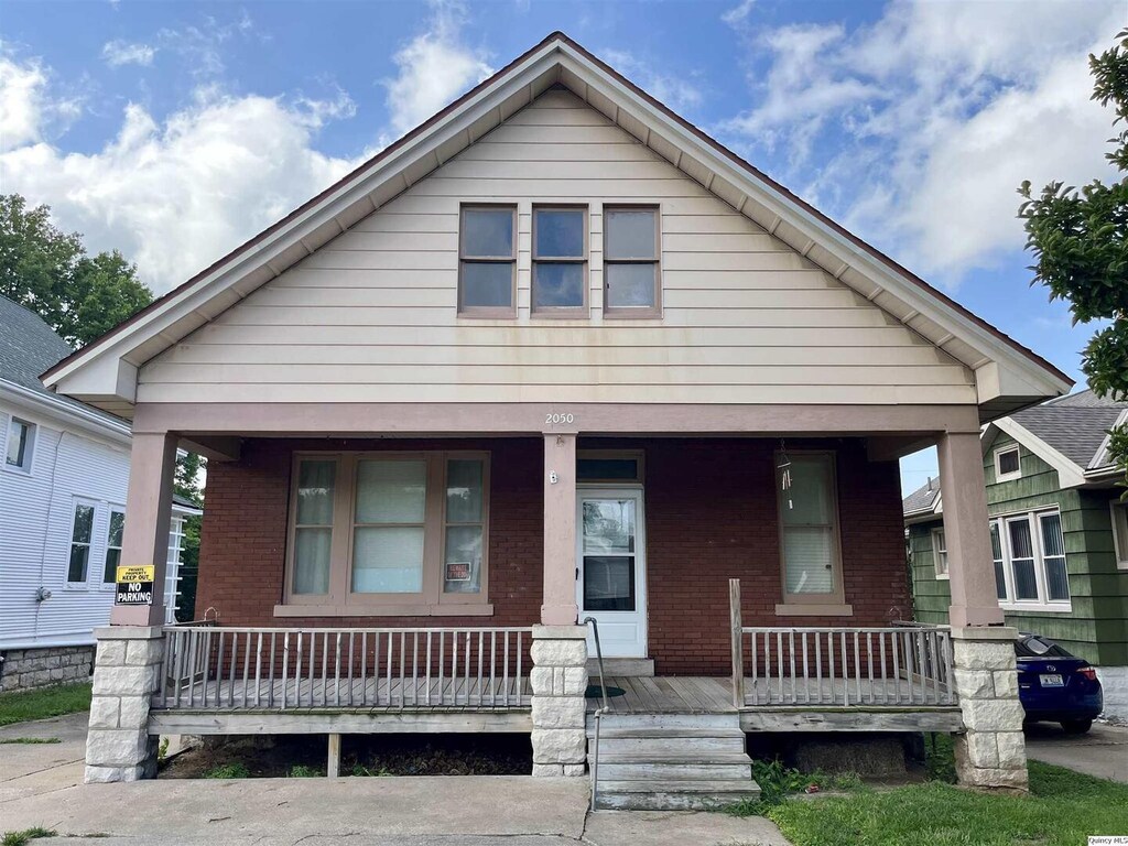 2050 Broadway St, Quincy, IL 62301 - bungalow featuring a porch