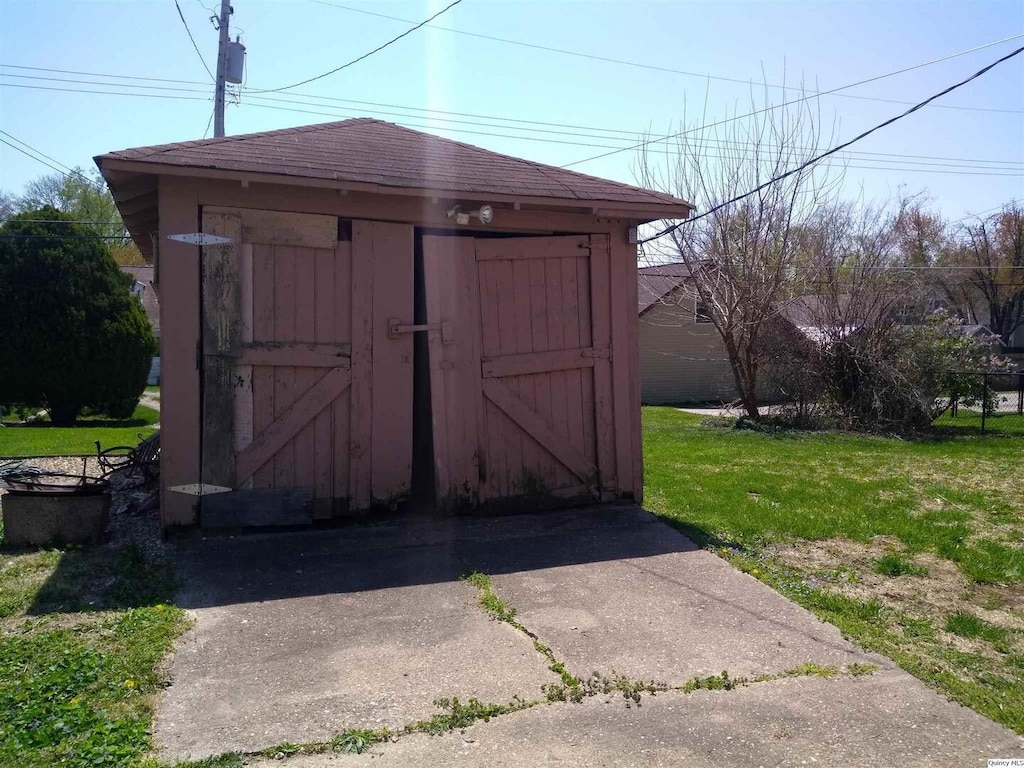 2050 Broadway St, Quincy, IL 62301 - view of outdoor structure with a lawn