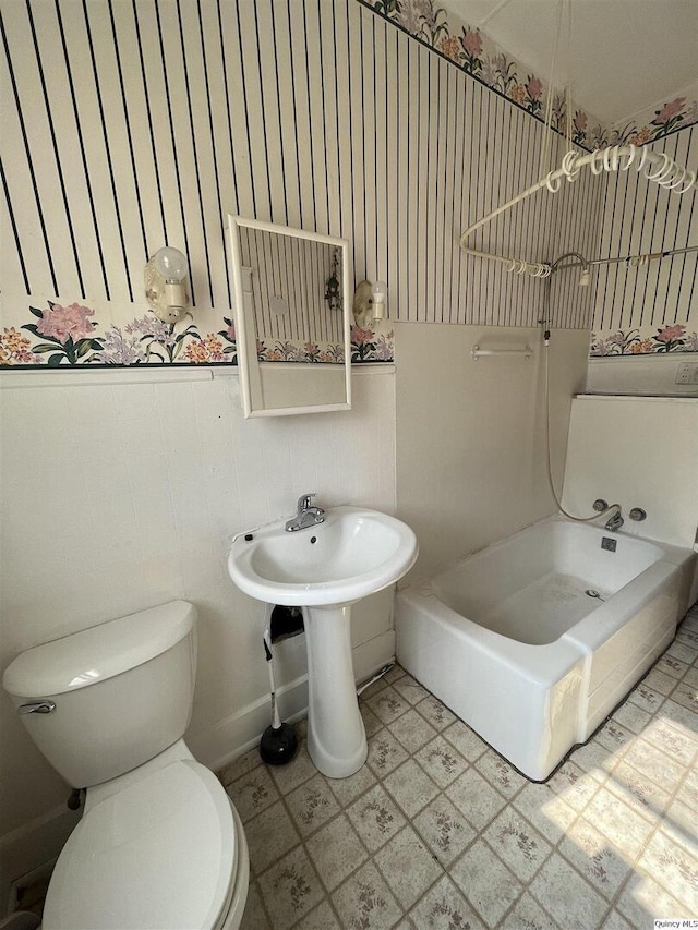 bathroom featuring toilet and a bathtub