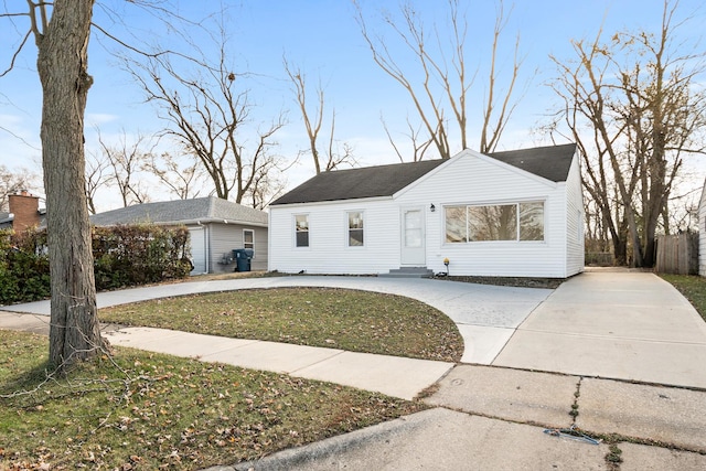 view of front of property featuring a front lawn