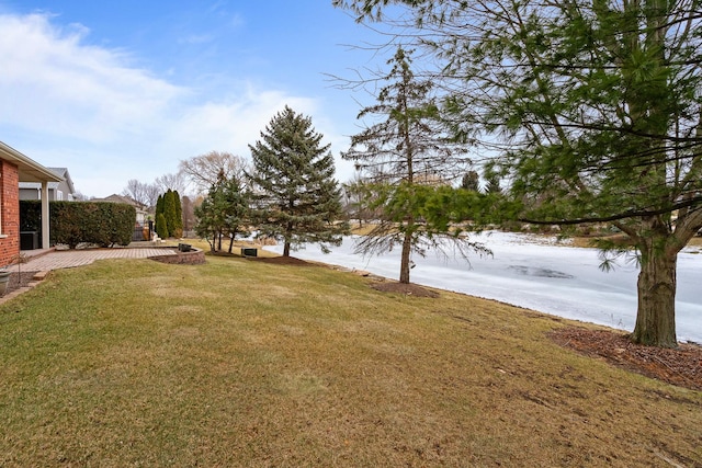 view of yard featuring a water view