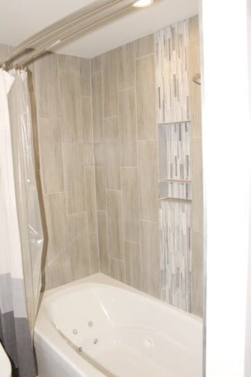 bathroom featuring shower / bath combo