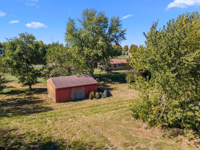 view of yard featuring an outbuilding and a rural view