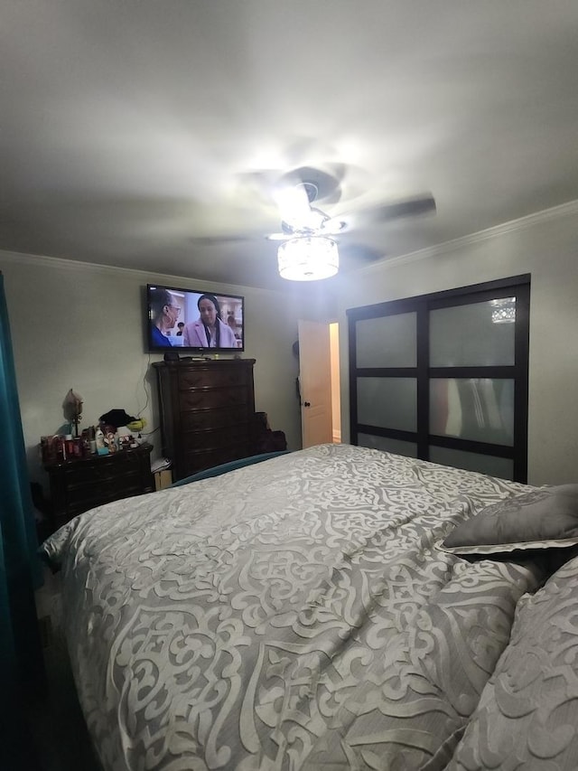 bedroom featuring ceiling fan and crown molding