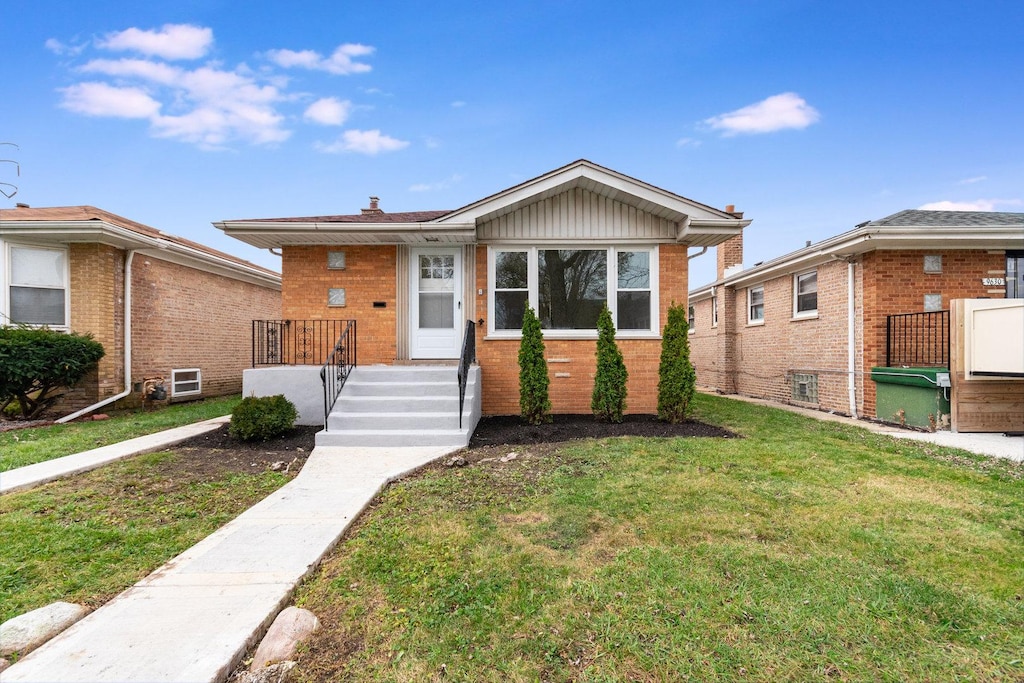 view of front of home featuring a front yard