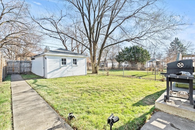 view of yard featuring a shed