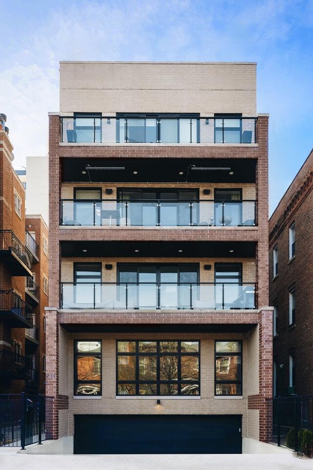 231 W Scott St Unit 3, Chicago IL, 60610, 4 bedrooms, 3.5 baths condo for sale