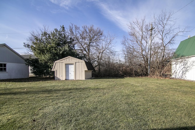 view of yard featuring a shed