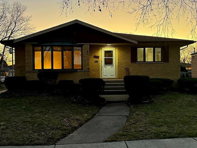 view of front of property featuring a yard