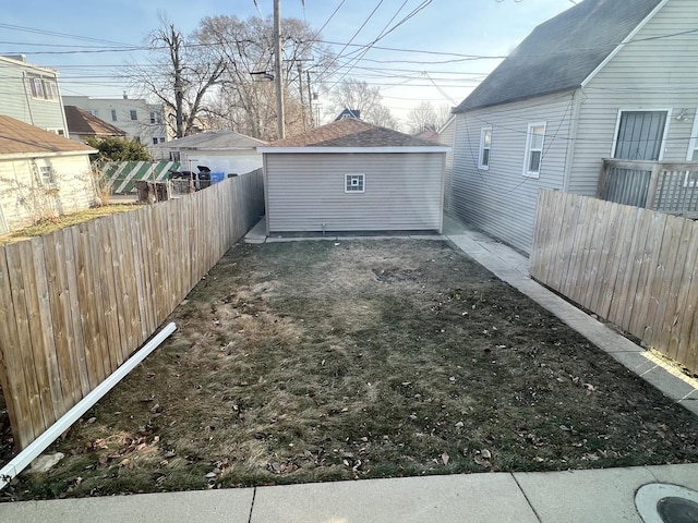 view of yard with an outdoor structure