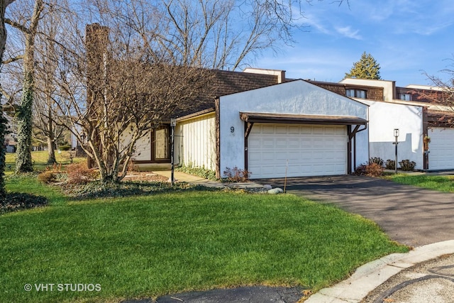 view of front of property featuring a front lawn and a garage