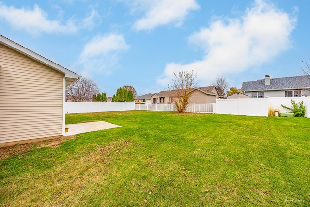 view of yard featuring a patio area