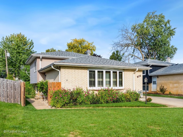 view of front of house featuring a front lawn