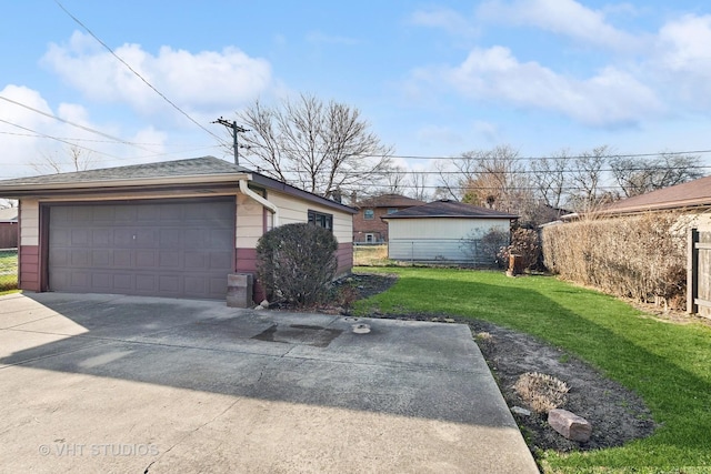 view of front facade featuring an outdoor structure, a front yard, and a garage