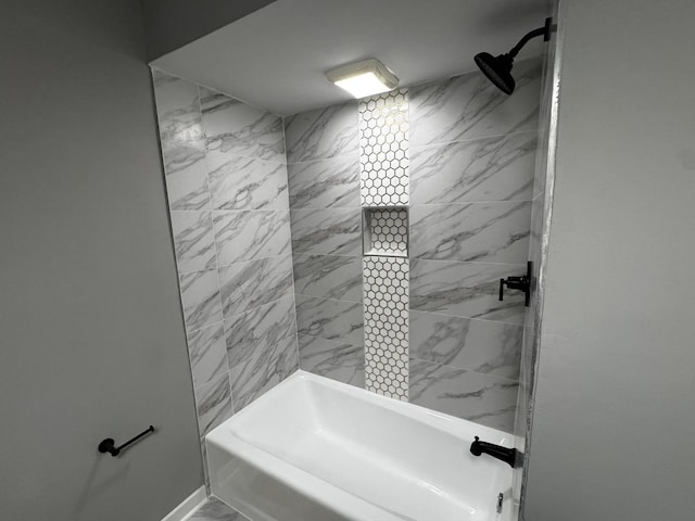 bathroom featuring tiled shower / bath combo