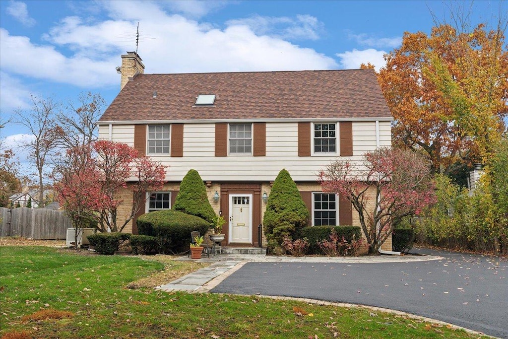 view of front of home featuring a front yard