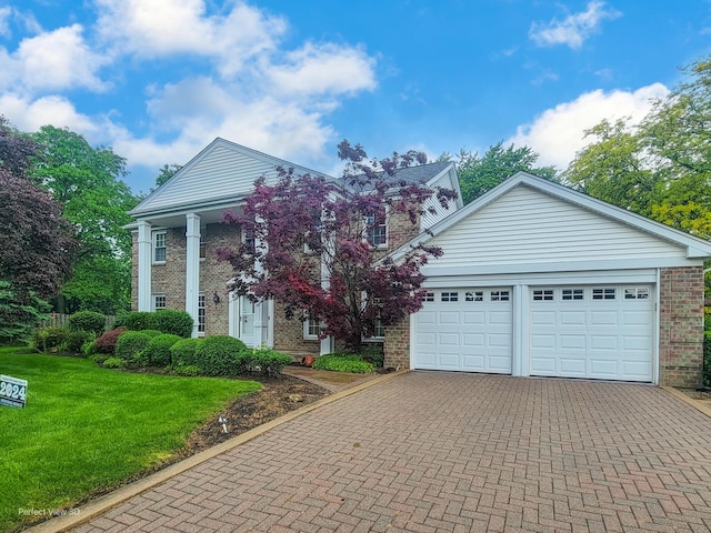 view of front facade featuring a garage and a front yard