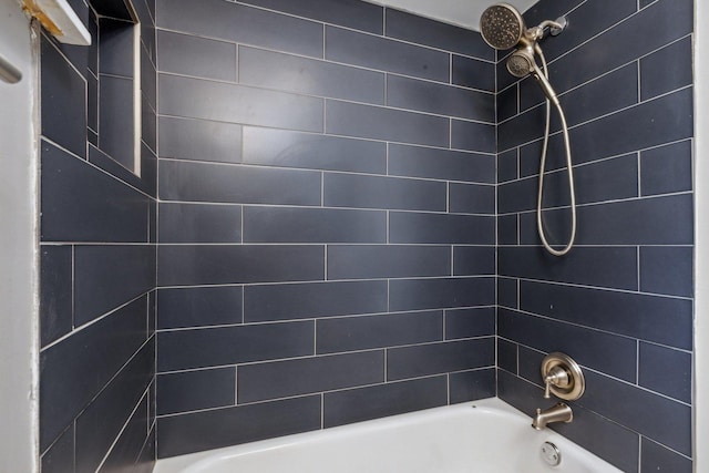 bathroom with tiled shower / bath