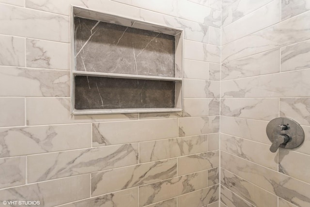 details featuring tiled shower