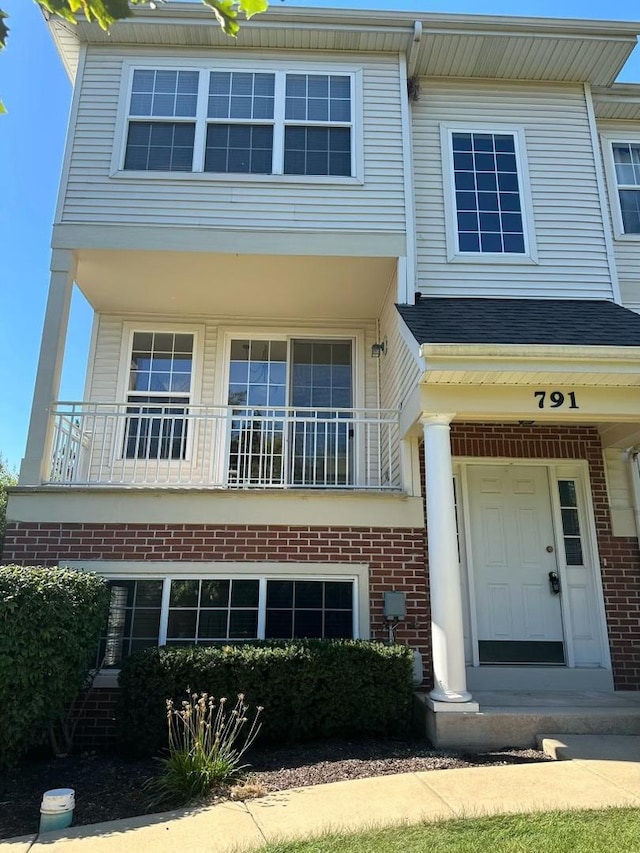 view of front of property featuring a balcony