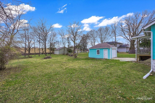 view of yard with an outbuilding