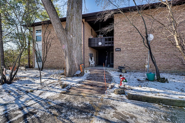 exterior space featuring a balcony