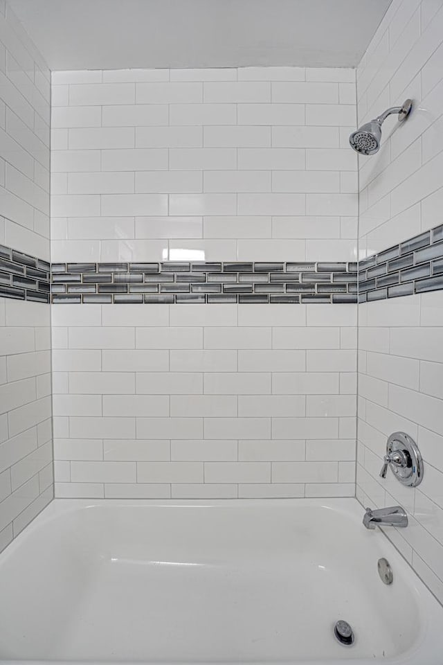 bathroom with tiled shower / bath