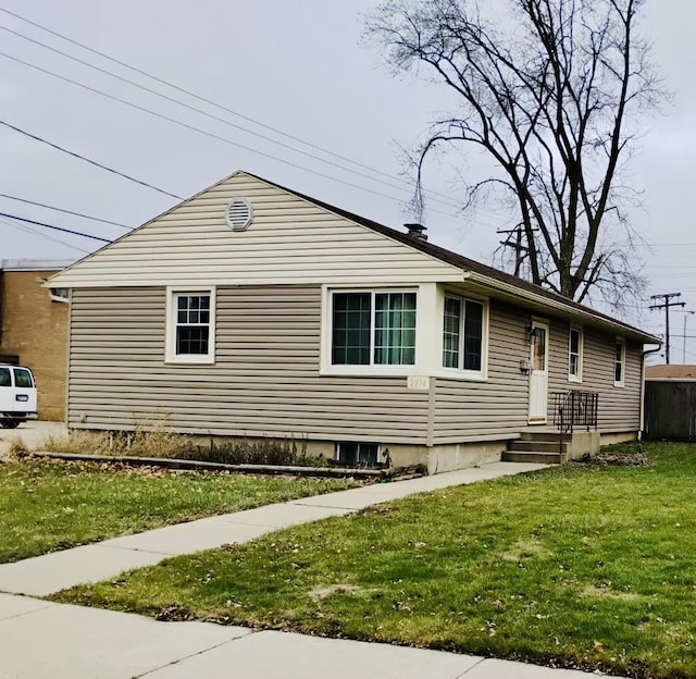 view of front of property featuring a front yard