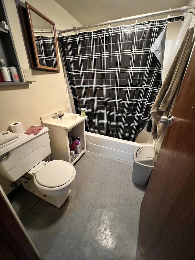 full bathroom featuring sink, shower / tub combo with curtain, and toilet