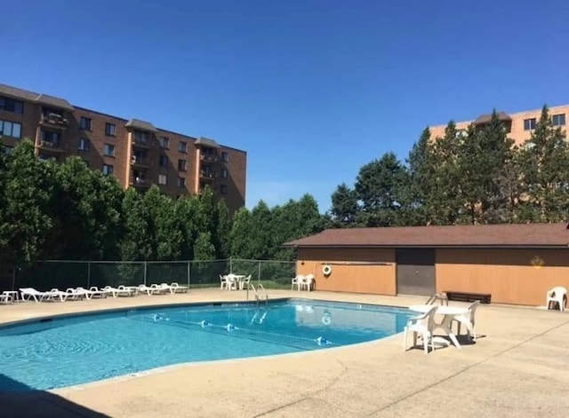 view of swimming pool