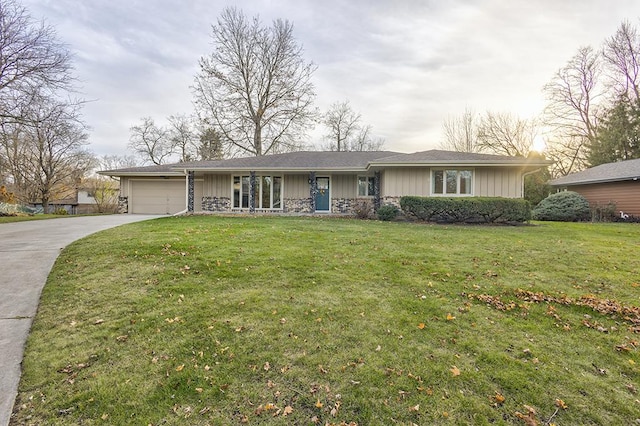 ranch-style house featuring a front lawn and a garage