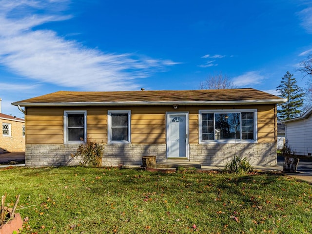 single story home featuring a front lawn