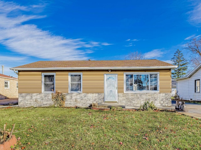 single story home featuring a front lawn