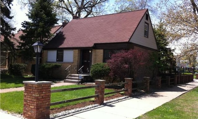 view of front facade featuring a front lawn