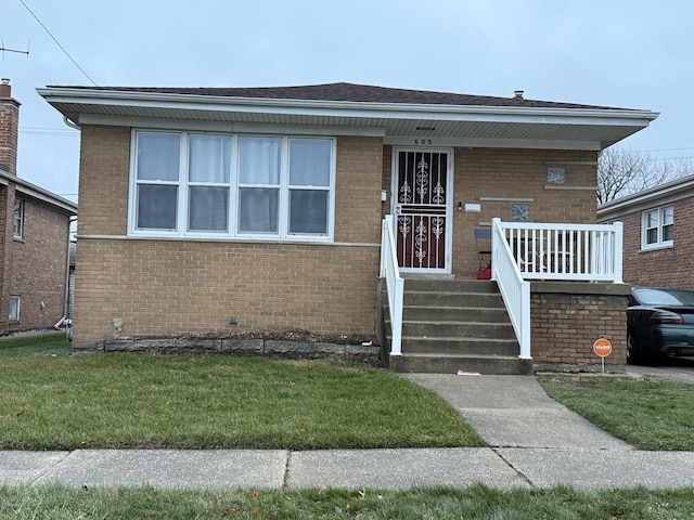 view of front of house featuring a front lawn