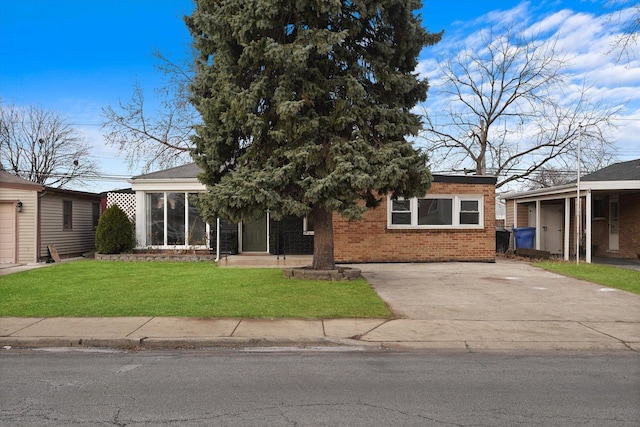 view of front of house featuring a sunroom and a front lawn