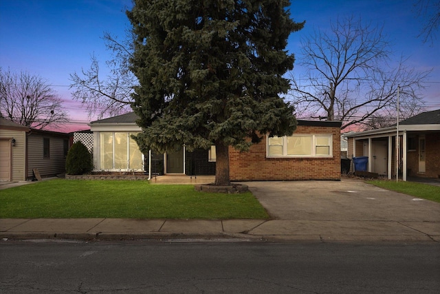 view of front of home featuring a lawn